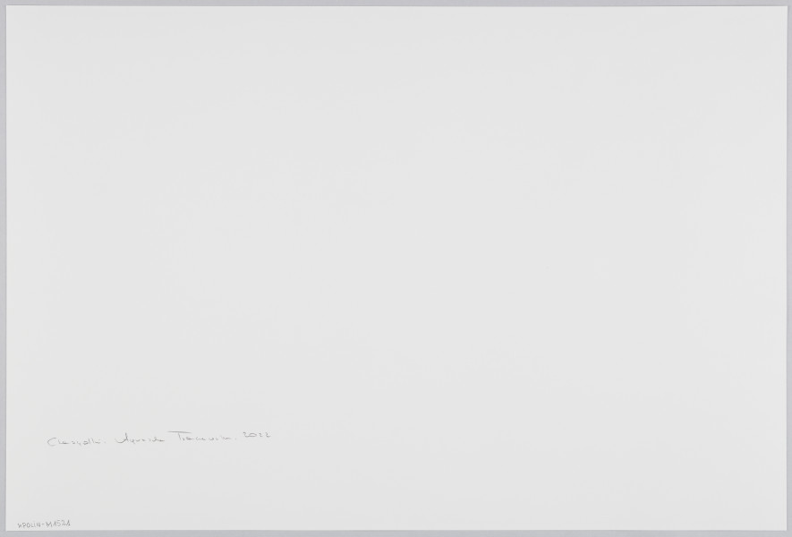 scena rodzajowa - Poziomy, barwny kadr fotograficzny, na którym widoczna jest miejska ulica. Na pierwszym planie, po prawej stronie i w centralnej części widoczny jest stragan z kilkunastoma białymi manekinami głów. Na nich umieszczone są różnorodne i różnobarwne damskie nakrycia głowy (chustki i czapki). Na drugim planie, po lewej stronie widać kobietę w chustce i spódnicy idącą z dziewczynką w sukience. W tle nieostre zarysy budynków stojących wzdłuż ulicy.