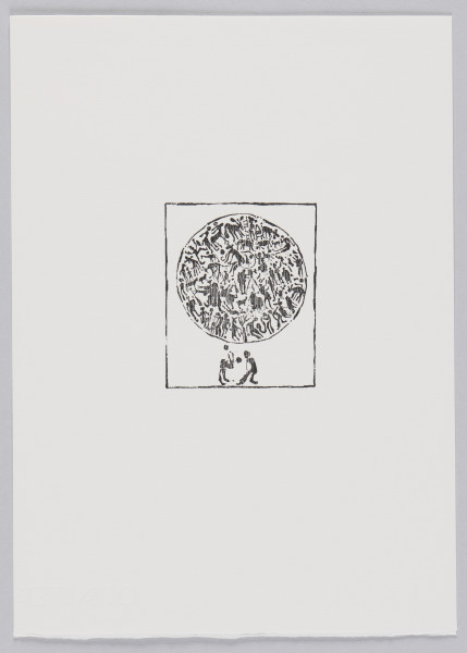 odbitka graficzna - Grafika z dwoma czarnymi postaciami w dynamicznych pozach oraz znajdującym się nad nimi okręgiem całkowicie wypełnionym czarnymi kształtami ludzi i zwierząt. Lewa postać znajdująca się po za okręgiem zgięta w pasie z uniesionymi do góry rękoma, stara się sięgnąć ku okrągłemu przedmiotowi powyżej. Postać po prawej stronie zgarbiona, z prawą nogą zgiętą w kolanie. Przedstawienie wpisane w prostokątną ramkę stojącą na krótszym boku.