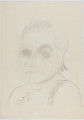 portret kobiety - Duży rysunkowy portret starszej kobiety przedstawionej w popiersiu. Kobieta jest zwrócona do widza en face, ma proste, uczesane z przedziałkiem po środku włosy do ucha. Jej ubiór jest przedstawiony w sposób uproszczony - widoczny jest zarys ubrania spodniego (bluzki?) oraz nakrycia wierzchniego z widocznym szalowym kołnierzykiem zaznaczonym ciemną plamą.