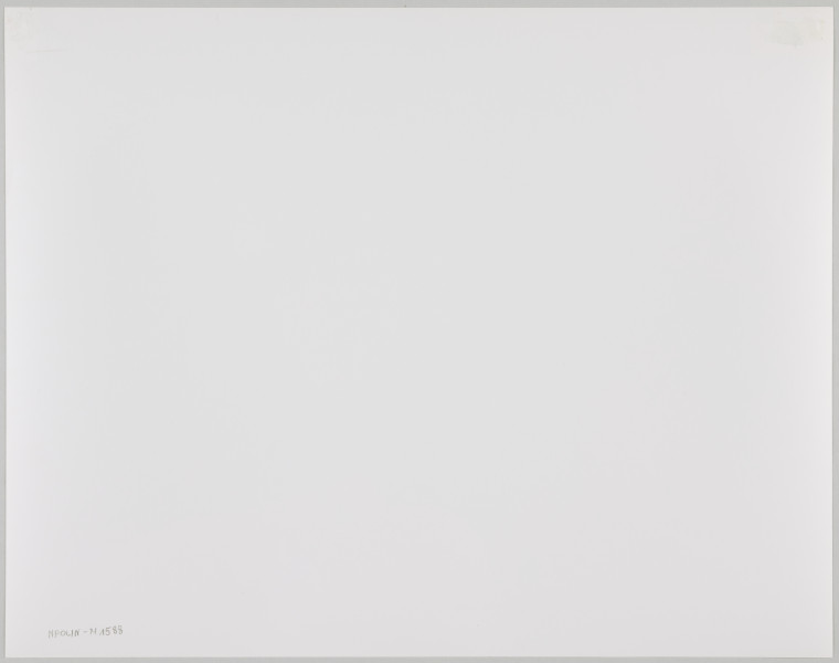 fotografia - Zdjęcie przedstawia starszą kobietę siedzącą przy stole w kuchni. Kobieta unosi do ust kawałek macy. Na stole leży rozłożona gazeta, talerz z płatem macy oraz cukiernica i pusty talerz (stojący przed nią). Po lewej stronie kadru widać białą kuchenkę (westfalkę), a na niej naczynia oraz białą wazę. Na wazie leży kolejny płat macy. Za kuchenką znajdują się dwie szafki, na nich ceramiczne naczynia. Na podłodze, pod kuchenką znajduje się blaszana miska z resztkami.