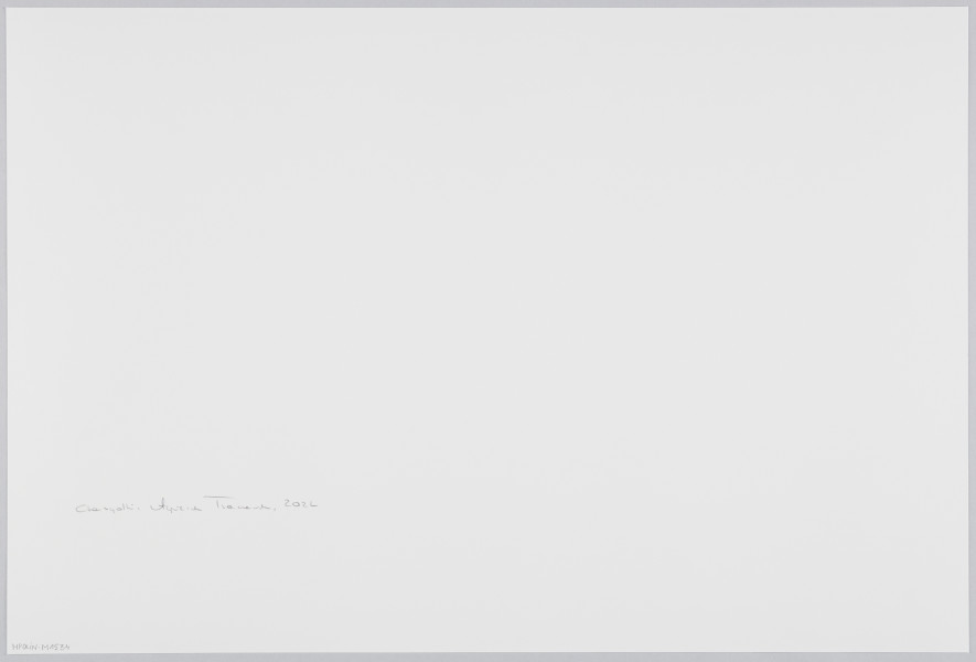 scena rodzajowa - Poziomy, barwny kadr fotograficzny przedstawiający kobietę i 4 dziewczynki w różnym wieku. Wszystkie zebrane są wokół stołu kuchennego, na którym widać proces przygotowywania ciast - stojące wokół stołu w pomieszczeniu (kuchni) i zajmujące się przygotowywaniem ciasta. Kobieta stoi po lewej stronie kadru, sięga po talerzyk (kadr ucina zawartość naczynia), obok niej stoi nastolatka w okularach wsypująca mąkę do miski, po prawej stronie kadru siedzą dwie małe dziewczynki zajęte lepieniem ciasta, z tyłu, za nimi stoi dziewczynka obserwująca pracę zebranych. Na stole widoczna jest forma z już uformowanymi ciastkami do pieczenia.