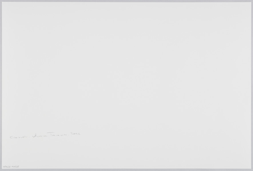 scena rodzajowa - Poziomy, barwny kadr fotograficzny przedstawiający zamyśloną młodą kobietę z długimi, opadającymi na ramiona włosami, w ciemnym stroju i z białym perłami na szyi. Za nią stoi inna kobieta, która patrzy w lewo, tło jest całkowicie nieostre, można wyodrębnić jedynie zarysy sylwetek ludzkich oraz punkty świetlne.