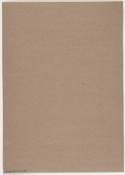 fotografia - Barwna odbitka fotograficzna w stonowanych kolorach przedstawiająca stos poskładanych tkanin leżących jedna na drugiej. Brak widocznych zakończeń tkanin wskazuje, że jest to kadr większej całości. Fotografia utrzymana jest w tonacji brązowo-beżowej z jasną plamą świetlną widoczną w centralnej części. Tkaniny leżą warstwami, płasko, w niektórych miejscach widoczne jest zawinięcie lub miejsca złożenia którejś z nich. W dwóch miejscach (w tym jednym z jaśniejszy oświetleniem), widoczny jest brzeg ozdobiony haftem i mereżką. Odbitka fotograficzna została wykonana z wąską, białą ramką.