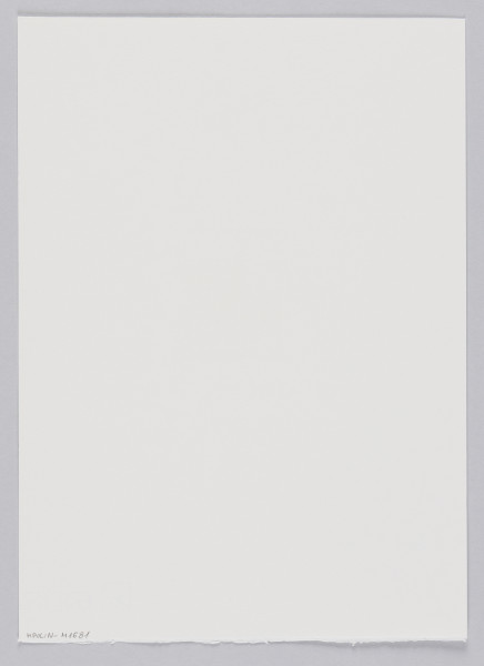 odbitka graficzna - Grafika przedstawia dwie czarne postaci, jedną na pierwszym planie, stojącą na ziemi oraz drugą, w kapeluszu, stojącą na podwyższeniu. Przedstawienie wpisane w prostokątną ramkę stojącą na krótszym boku.