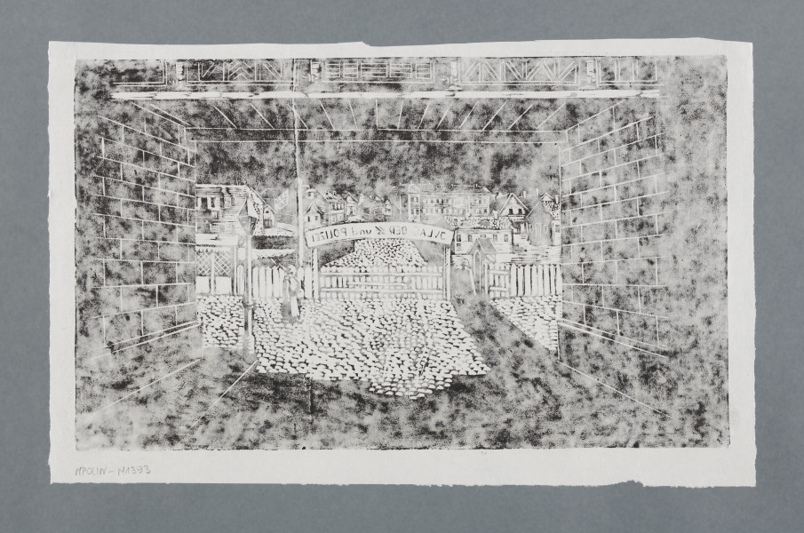 scena rodzajowa - Widok na płot i drewnianą bramę od strony wiaduktu pod przejazdem kolejowym. Na pierwszym planie po bokach murowane ściany wiaduktu, u góry widoczne żelazne balustrady. Ulica brukowana, po bokach chodniki, z prawej stoi uliczna latarnia. Na wprost płot, drewniana, niska, zamknięta brama, z lewej otwarta furtka, za nią widoczna budka strażnicza. Na bramą półokrągła tablica z napisem: Gulag der SS und Polizei. Przed bramą, z prawej strony stoi żołnierz w szynelu, z karabinem na ramieniu. W głębi, za ogrodzeniem widoczna ulica, panorama parterowych i piętrowych domów.