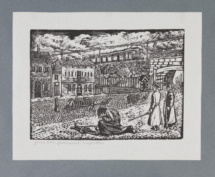 scena rodzajowa - Ulica w mieście. Środkiem brukowanej ulicy w kierunku bramy-wiaduktu ciągnione są dwa drabiniaste wozy wypełnione dziećmi. Wóz z lewej (większy, czterokołowy) pomaga pchać trzech mężczyzn, jeden z przodu, dwóch z tyłu. Za nimi idzie żołnierz z karabinem na ramieniu. Na pierwszym planie, pośrodku postać kobiety klęczącej nad zwłokami dziecka. Twarz zakrywa rękami. Obok stoją: z lewej policjant żydowski w długim płaszczu, w czapce z okrągłym denkiem na głowie; w lewej ręce trzyma kij, z prawej żołnierz w długim szynelu, na głowie ma hełm, w lewym ręku trzyma karabin. W tle, wzdłuż ulicy stoją jednopiętrowe domy kryte spadzistymi dachami, dalej widać drzewo, drewniany płot, nasyp kolejowy, wiadukt. Przed wiaduktem stoi budka wartownicza. Po nasypie jedzie pociąg towarowy z otwartymi wagonami.