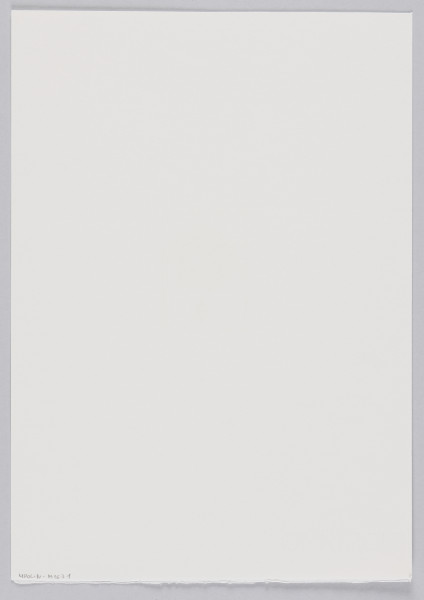 odbitka graficzna - Grafika z okręgiem wypełnionym czarnymi sylwetkami postaci wydającymi się stać w środku. U dołu kręgu widoczna czarna postać na rowerze. Poniżej okręgu  postać w kapeluszu, z prawą nogą zgiętą w kolanie. Przedstawienie wpisane w prostokątną ramkę stojącą na krótszym boku.