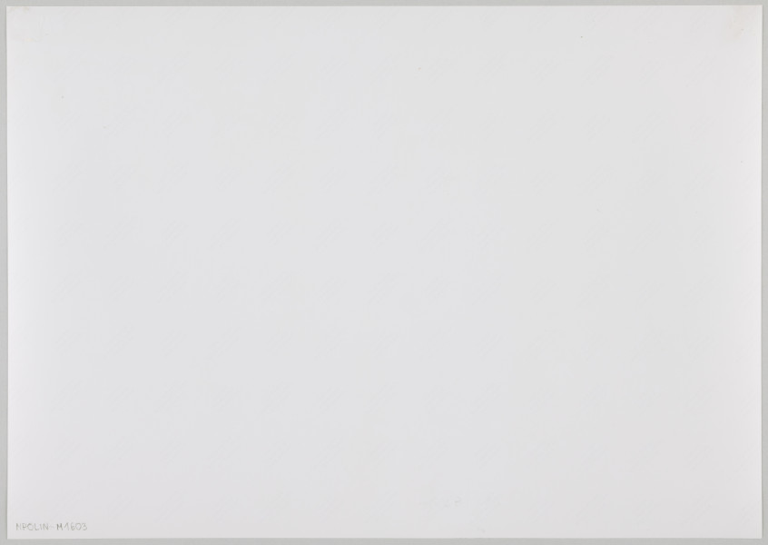 fotografia - Zdjęcie przedstawia grupę osób przy ladzie sklepowej. Po środku kadru widać dwóch rozmawiających ze sobą mężczyzn. Są zwróceni twarzami ku sobie. Gestykulują. Mają na sobie ciepłe płaszcze (płaszcz mężczyzny po lewej jest ciemny, po prawej jasny) oraz futrzane czapki. Po ich lewej stronie (na końcu kolejki) stoi starzy mężczyzna w kożuchu, ciemnej futrzanej czapce oraz ciemnych spodniach. Jego głowa jest zwrócona w stronę lady. Po prawej stronie rozmawiających mężczyzn (na początku kolejki; przy ladzie) stoją dwie kobiety w ciemnych płaszczach i czapkach. Ich twarze są zwrócone do lady. Stoją do niej przodem. Przed nimi (na ladzie) widać wagę sklepową. Za ladą stoi kobieta. Ma na siebie kożuch i futrzaną czapkę. Zapisuje coś w zeszycie, który leży przed nią. Ściany pomieszczenia wyłożone są białymi płytkami. Po prawej stronie widoczny przytwierdzany do ściany poprzeczny drążek, a na nim haki. Na jednym z haków ( po lewej stronie) wisi kawałek mięsa.