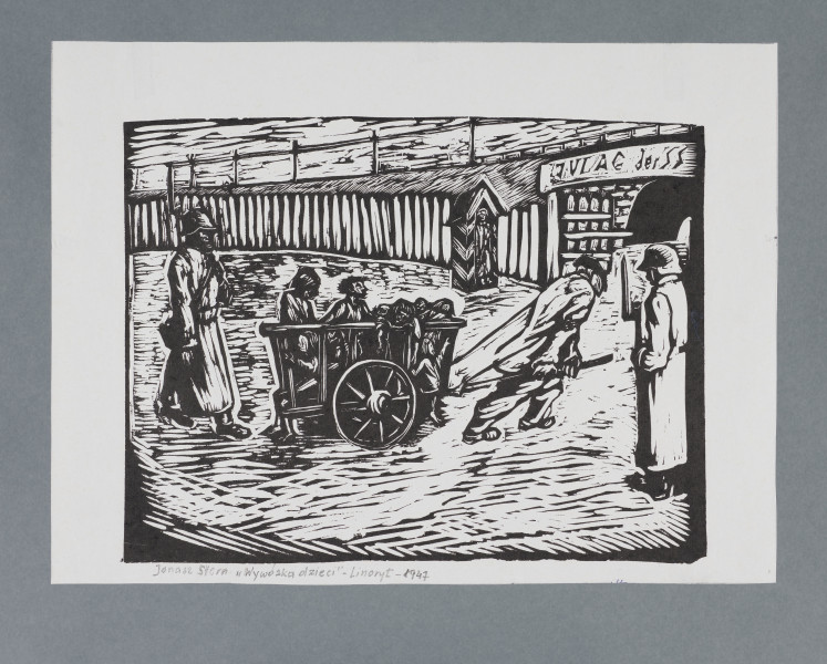 scena rodzajowa - Ulica w mieście. Środkiem brukowanej ulicy w kierunku bramy-wiaduktu mężczyzna ciągnie drabiniasty wóz pełen dziećmi – siedzących, stojących. Za wozem idzie żołnierz w szynelu. Obok, na pierwszym planie z prawej stoi żołnierz w szynelu, na głowie ma hełm, w lewym ręku trzyma karabin. W tle drewniany płot, nasyp kolejowy, wiadukt. Nad wiaduktem napis: „Julag der SS”. Przed wiaduktem, z lewej stoi budka wartownicza. 