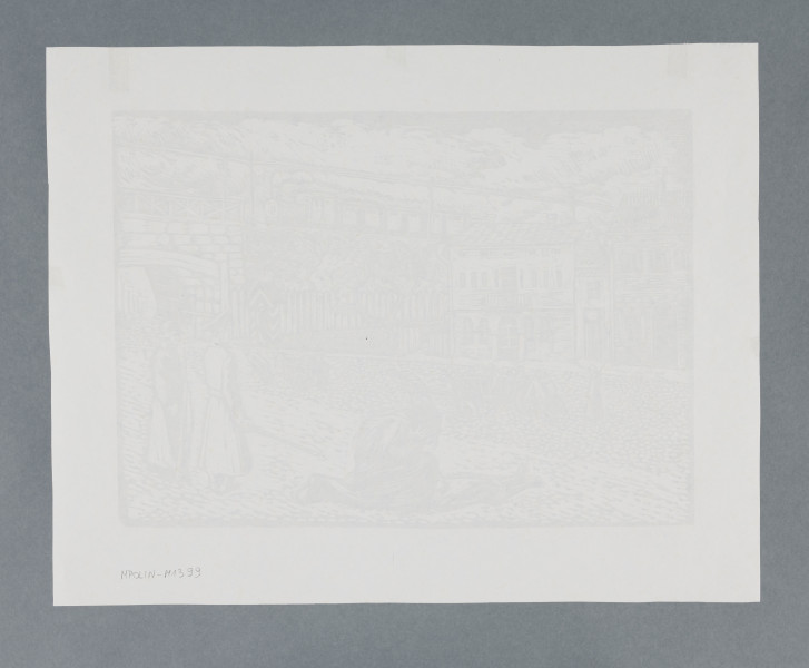 scena rodzajowa - Ulica w mieście. Środkiem brukowanej ulicy w kierunku bramy-wiaduktu ciągnione są dwa drabiniaste wozy wypełnione dziećmi. Wóz z lewej (większy, czterokołowy) pomaga pchać trzech mężczyzn, jeden z przodu, dwóch z tyłu. Za nimi idzie żołnierz z karabinem na ramieniu. Na pierwszym planie, pośrodku postać kobiety klęczącej nad zwłokami dziecka. Twarz zakrywa rękami. Obok stoją: z lewej policjant żydowski w długim płaszczu, w czapce z okrągłym denkiem na głowie; w lewej ręce trzyma kij, z prawej żołnierz w długim szynelu, na głowie ma hełm, w lewym ręku trzyma karabin. W tle, wzdłuż ulicy stoją jednopiętrowe domy kryte spadzistymi dachami, dalej widać drzewo, drewniany płot, nasyp kolejowy, wiadukt. Przed wiaduktem stoi budka wartownicza. Po nasypie jedzie pociąg towarowy z otwartymi wagonami.