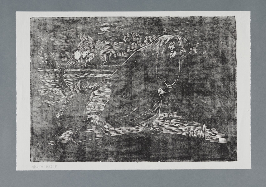 scena rodzajowa - Przez pole biegnie kobieta cała otulona w koc, lewą ręką trzyma za rękę, ciągnąc za sobą dziewczynkę w krótkim płaszczyku, w chusteczce na głowie. Ujęte w całej postaci, z lewego boku. Biegną przez zaśnieżone pola, w tle, z prawej zarys bezlistnego drzewa. W głębi – zarys ogrodzenia, zabudowania. Przez zachmurzone niebo przeziera księżyc w pełni.