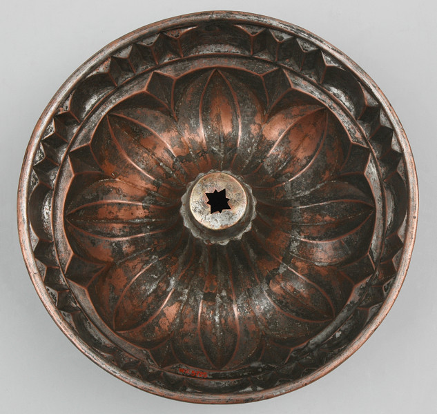 ujęcie z dołu (na wnętrze). W kominie otwór o kształcie nieregularnej ośmioramiennej gwiazdy.