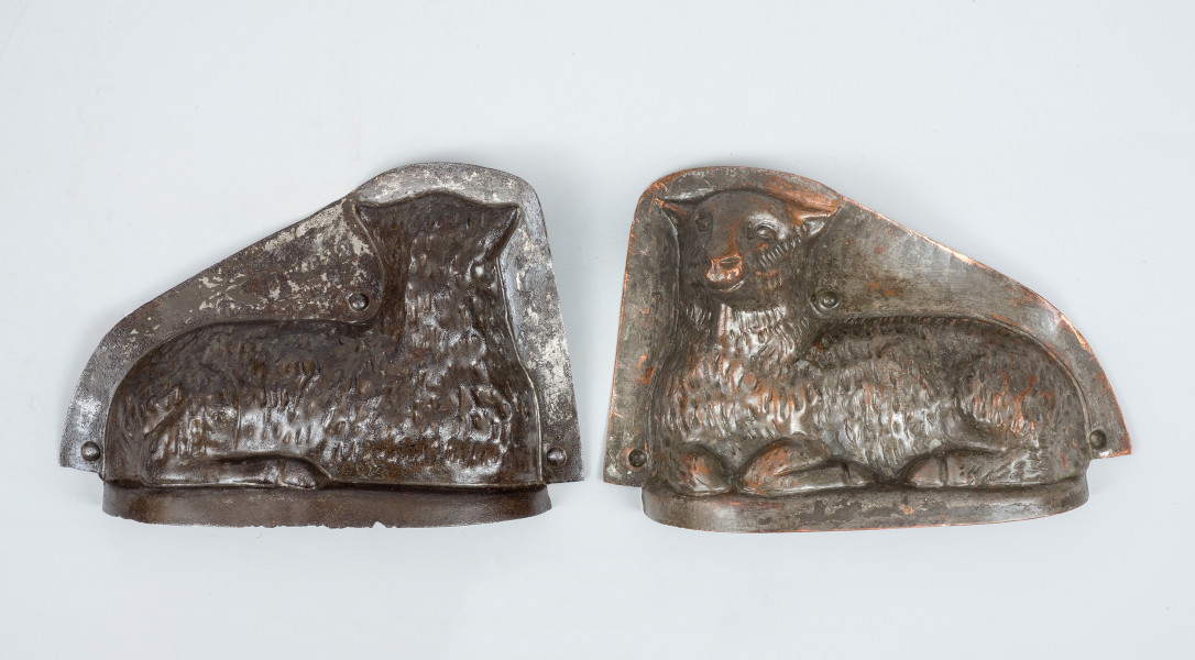 ujęcie na sprężynę i rozłożone części od strony zewnętrznej (przód i tył)