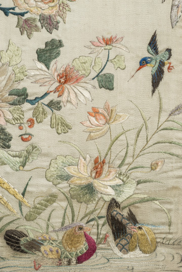 Na jedwabiu haftowana para kaczek pływających w wodzie wśród lotosów. Powyżej chryzantemy i koliber.
