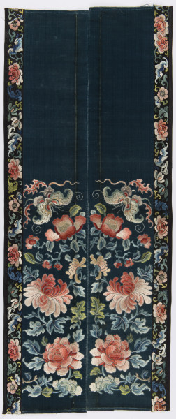 Front niewielkiego wazonika z peoniami, chryzantemami.
