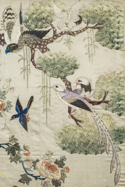 Na jedwabiu haftowana gałąź sosny i ptaki siedzące na niej. U dołu kwiaty peonii na gałązce.