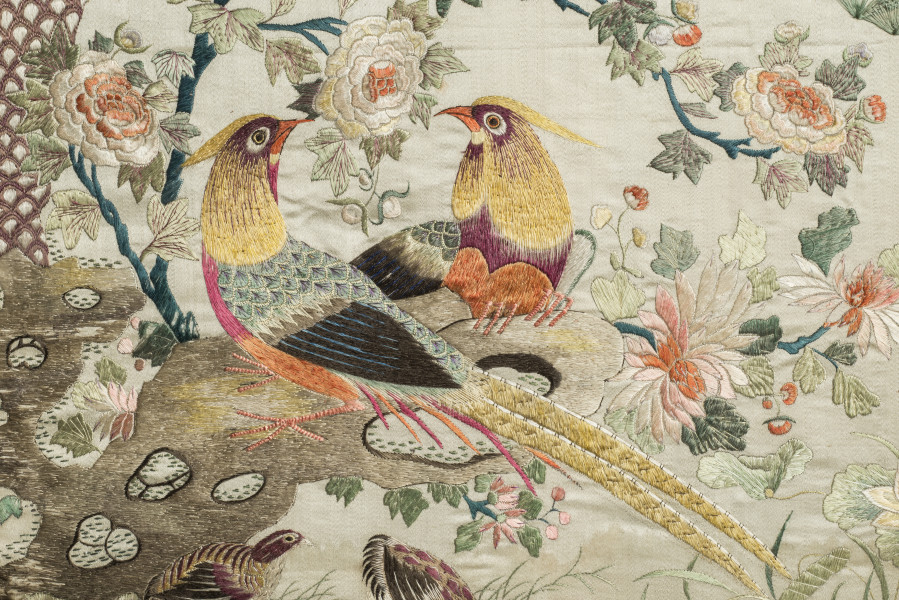 Na jedwabiu haftowana para bażantów siedzących na skale wśród chryzantem i peonii.