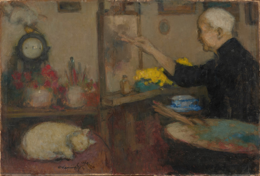 autoportret - ujęcie z przodu; Kompozycja w układzie poziomym, jednoplanowa. Wnętrze, w nim po prawej siedzący artysta zwrócony ku sztaludze stojącej po środku. Mężczyzna w czarnym ubiorze, głowa ujęta z profilu, siwe krótko przycięte włosy. W lewej ręce duża paleta i pędzle, prawa ręka z pędzlem przy portrecie kobiecym na sztaludze. Na półeczce sztalugi turkusowe naczynie z kaczeńcami, poniżej biała filiżanka ze spodkiem dekorowane niebieskim ornamentem. W lewo od sztalugi półeczka, na niej dwa białawe naczynia, w jednym pędzle a w drugim czerwone kwiaty. Za naczyniem stojący czarny zegar z białym cyferblatem. W lewym dolnym narożu biały kot śpiący na różowo obitym pufie. W tle ściana szaropiaskowego koloru. Na tle wiszące obrazy przycięte górną krawędzią