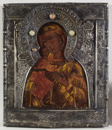 ikona w okładzie, z wizerunkiem Bogurodzicy Eleusy w półpostaci, z Dzieciątkiem po lewej stronie, przytulonym do policzka Marii, odzianym w szaty odsłaniające nogę powyżej lewego kolana.