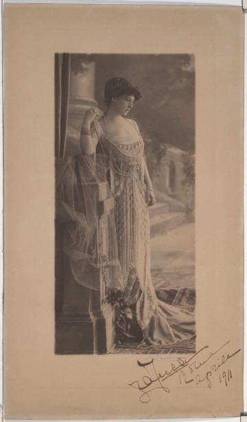 Fotografia: kobieca - podpis nieczytelny - Ramka wąska, złocona, profilowana, zwieńczona stylizowaną kokardką wykonaną ażurowo w drewnie, złoconą.