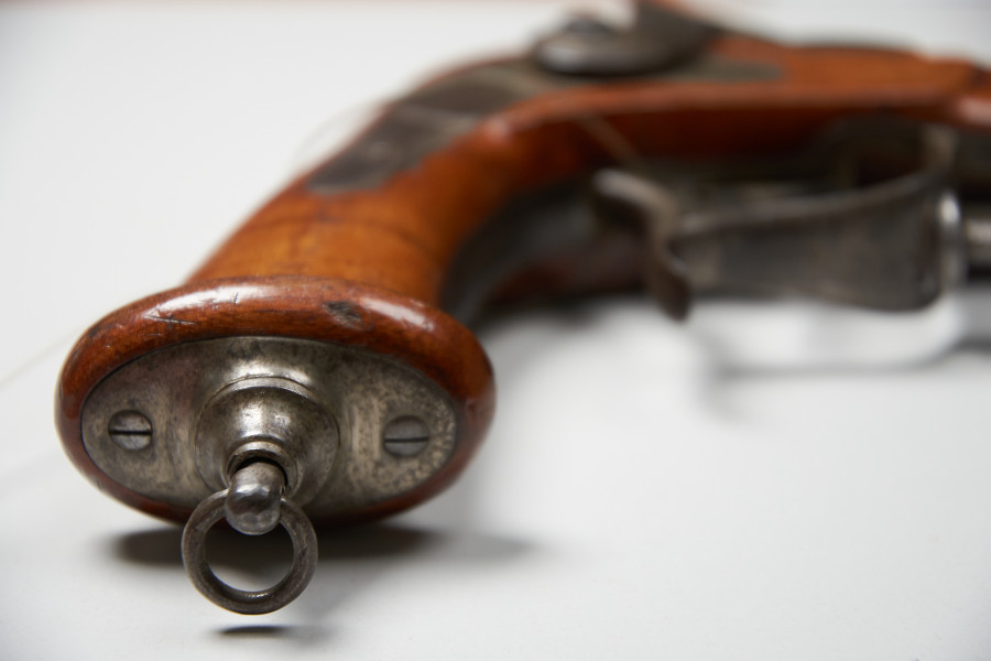 Pistolet Kapisz, wojskowy ze stemplem na zawiasie ruchomym, umieszczonym pod lufą. Na lufie nr.4. Lufa w części nabojowej ośmiokątna, dalej okrągła.