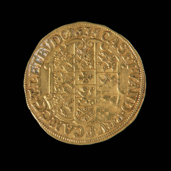 dukat - Ujęcie rewersu. Na rewersie dziewięciopolowy herb Pomorza Zachodniego zwieńczony trzema hełmami z klejnotami i dekoracyjnymi labrami. W perełkowym otoku napis.