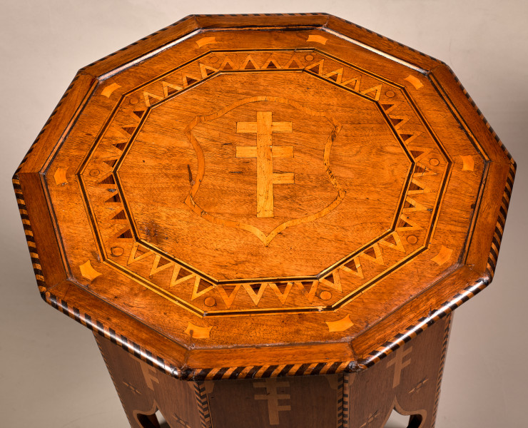 Stoliczek na 10-ciu nóżkach z herbem Potockich oryg.