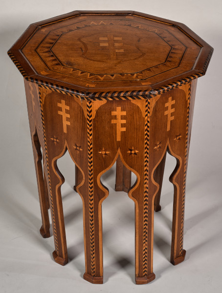 Stoliczek na 10-ciu nóżkach z herbem Potockich oryg.