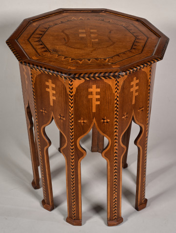 Stoliczek na 10-ciu nóżkach z herbem Potockich oryg.