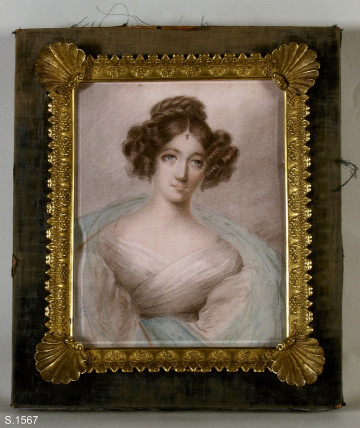 Popiersie kobiece w białej szacie i zielono-niebieskim szalu.