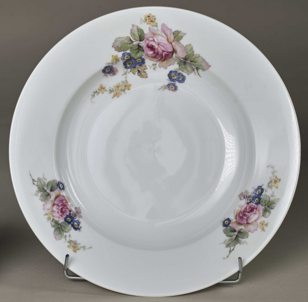 Talerz głęboki zdobiony trzema rzucikami kwiatowymi (róże, niezapominajki)