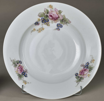 Talerz głęboki zdobiony trzema rzucikami kwiatowymi (róże, niezapominajki)