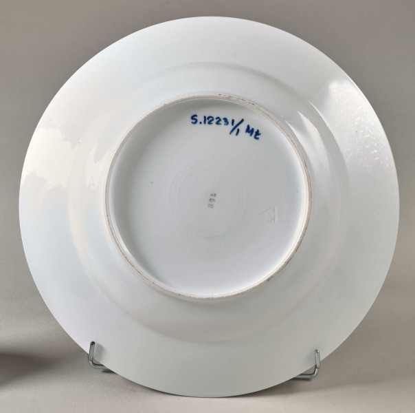 Talerz głęboki zdobiony trzema rzucikami kwiatowymi (róże, niezapominajki)