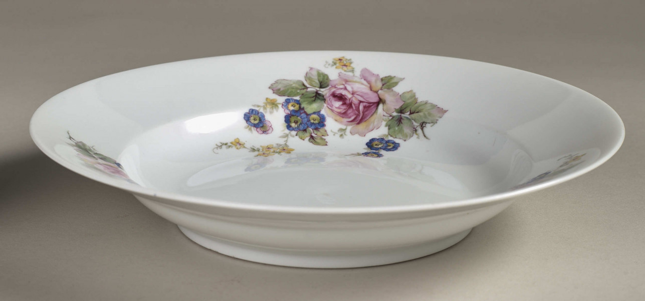 Talerz głęboki zdobiony trzema rzucikami kwiatowymi (róże, niezapominajki)