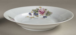 Talerz głęboki zdobiony trzema rzucikami kwiatowymi (róże, niezapominajki)
