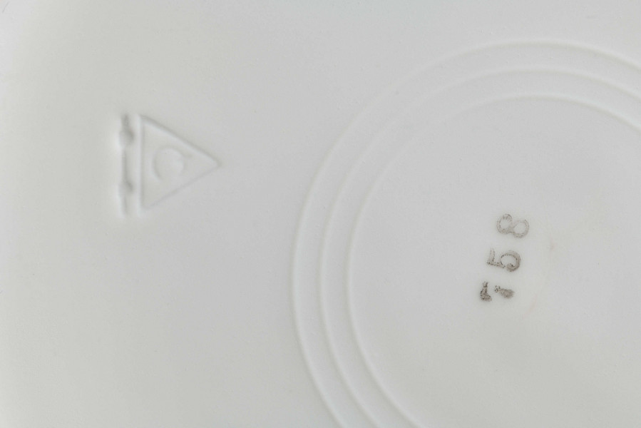 Talerz głęboki zdobiony trzema rzucikami kwiatowymi (róże, niezapominajki)