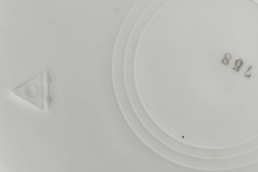 Talerz płytki, widok fragmentu z sygnaturą, zdjęcie do kart