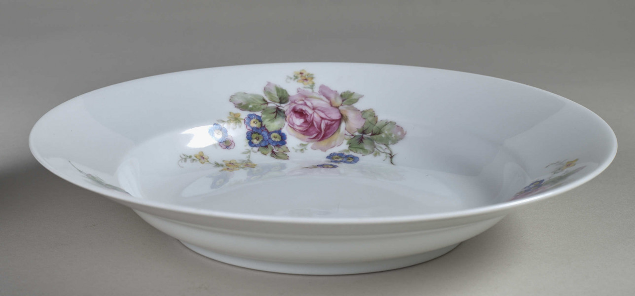 Talerz głęboki, widok od boku, zdjęcie do kart