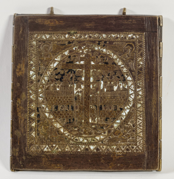 ikona Deesis w wariancie podstawowym, z wizerunkami Chrystusa Pantokratora na środkowym oraz Bogurodzicy i Jana Chrzciciela na bocznych skrzydłach tryptyku; po złożeniu na licu Krzyż Golgocki w otoczeniu symboli Ewangelistów; inskrypcje cyrylickie opisujące postacie i przedstawienie: Pantokratora