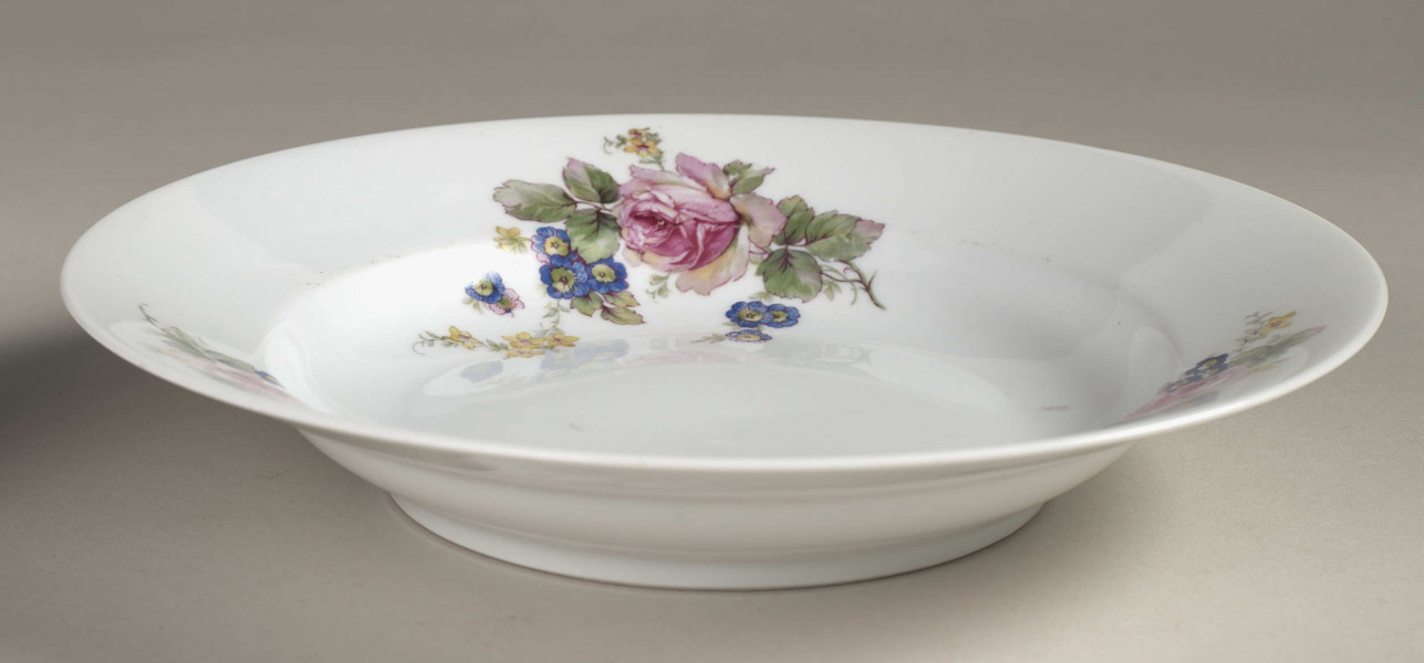 Talerz głęboki, widok od boku, zdjęcie do kart