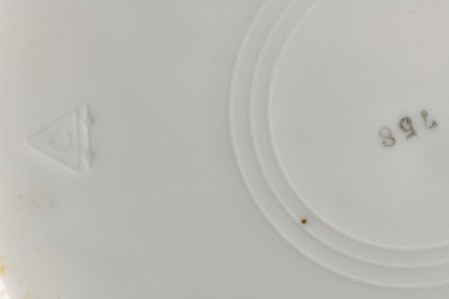 Talerz płytki, widok fragmentu z sygnaturą, zdjęcie do kart