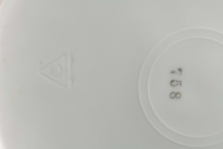 Talerz głęboki, widok fragmentu z sygnaturą, zdjęcie do kart