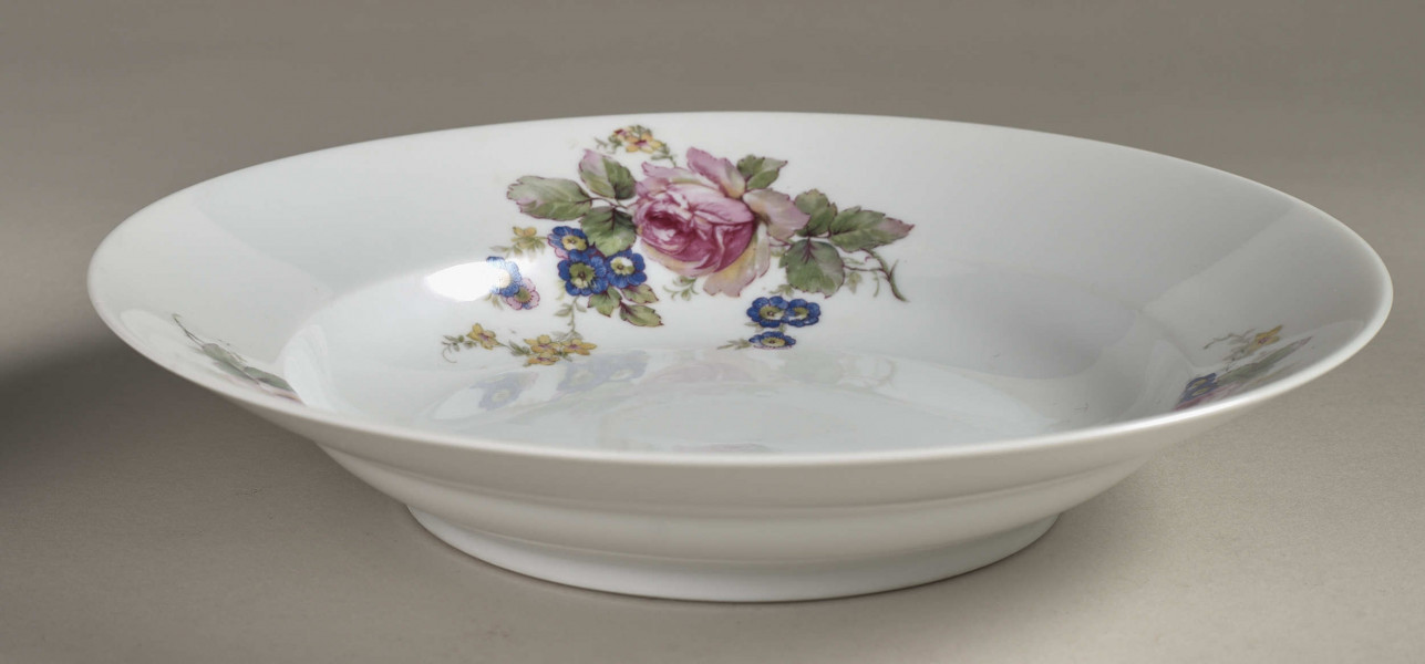 Talerz głęboki, widok od boku, zdjęcie do kart