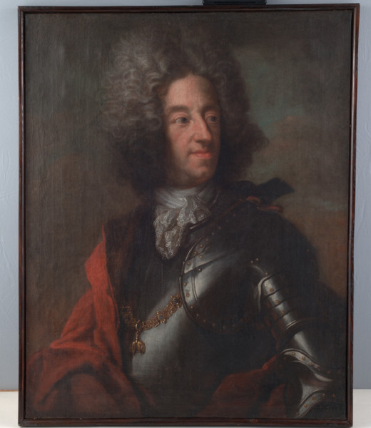 Portret Maurycego Saskiego, marszałka Saksonii; ujęty do pasa, z torsem zwróconym 3/4 w lewo, głowa w prawo. Ubrany w zbroję i czerwony płaszcz na prawym ramieniu. Pod szyją koronkowy żabot, na głowie obfita, szara peruka związana z tyłu.