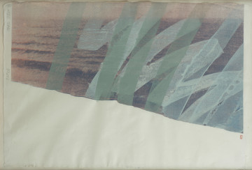 grafika - Ujęcie z przodu. Kompozycja pozioma. Na karcie papieru o nierównych krawędziach fotografia brzegu morskiego. Łagodnie sfalowane morze tuż przy piaszczystej plaży, zajmuje większą część obrazu. Fotografia z widocznym rastrem, nadrukowana od górnej krawędzi, skąd nierówną, ukośną linią opada do prawego dolnego rogu. Praca w granatowo-fioletowych tonach. Na części przedstawiającej wodę naniesione zostały z góry na dół, pod lekkim kątem szerokie pasma w kolorach szaroseledynowym i jasnozielonym.