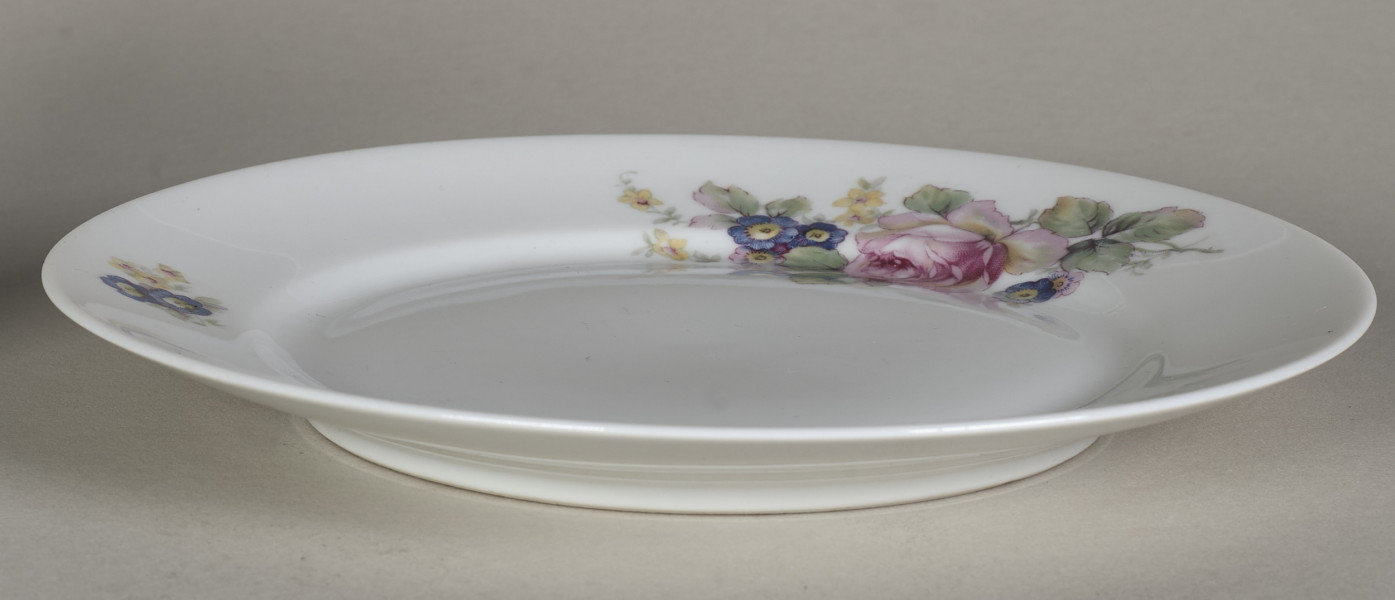 Talerz deserowy zdobiony trzema rzucikami kwiatowymi (róże, niezapominajki)