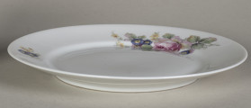 Talerz deserowy zdobiony trzema rzucikami kwiatowymi (róże, niezapominajki)