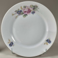 Talerz deserowy zdobiony trzema rzucikami kwiatowymi (róże, niezapominajki)