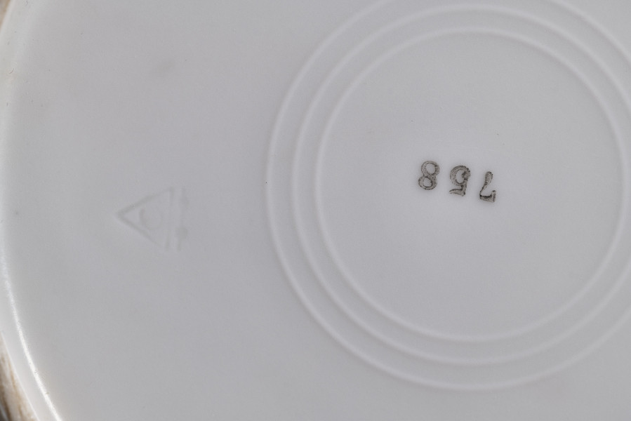 Talerz deserowy zdobiony trzema rzucikami kwiatowymi (róże, niezapominajki)