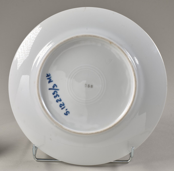 Talerz deserowy zdobiony trzema rzucikami kwiatowymi (róże, niezapominajki)